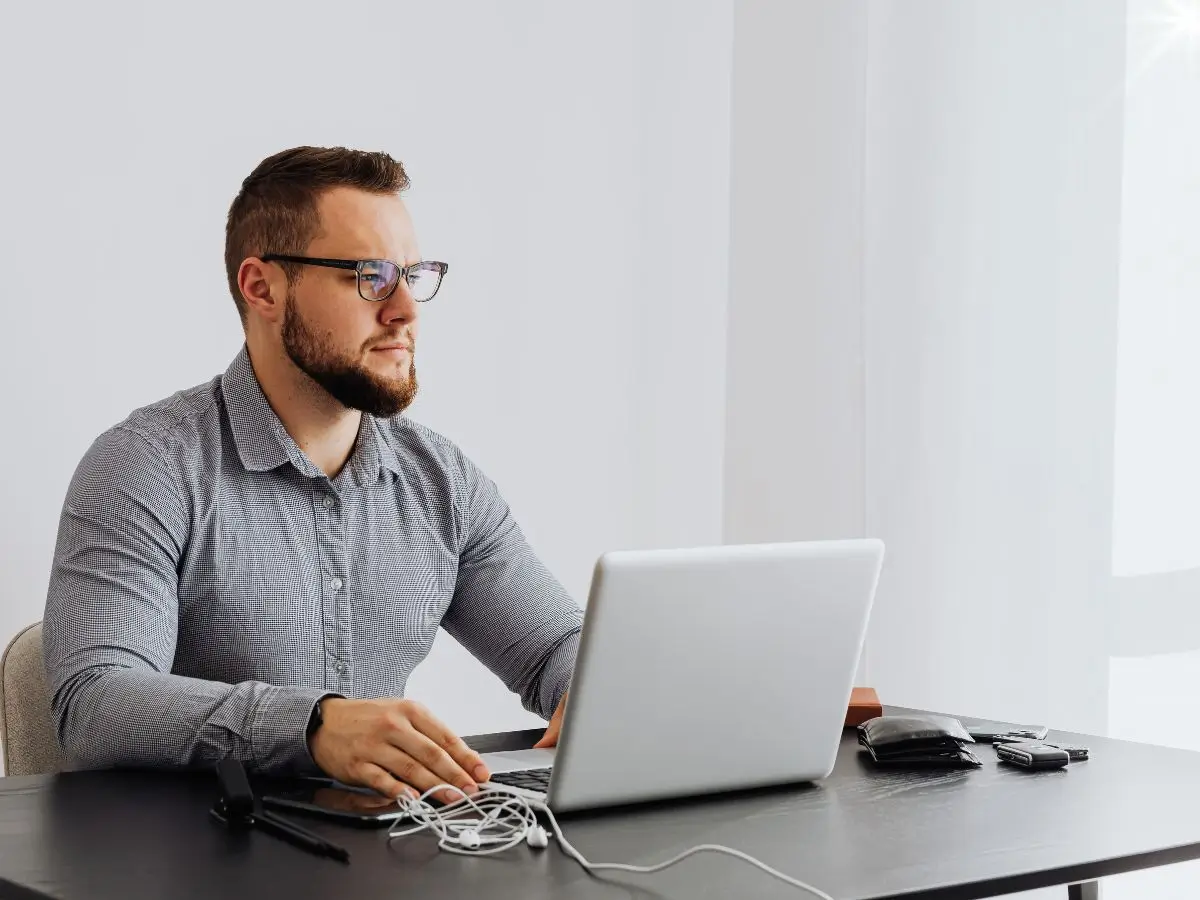 Gestor analisando propostas de ergonomia para sua empresa